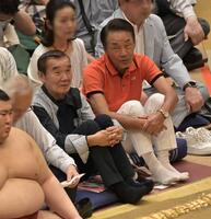 観戦するおぼんと青空球児・好児の好児（撮影・持木克友）　※写真の一部を加工しています