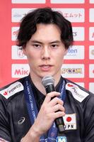 ２０２８年ロサンゼルス五輪の出場権を獲得し、記者会見するバレーボール男子日本代表の高橋藍