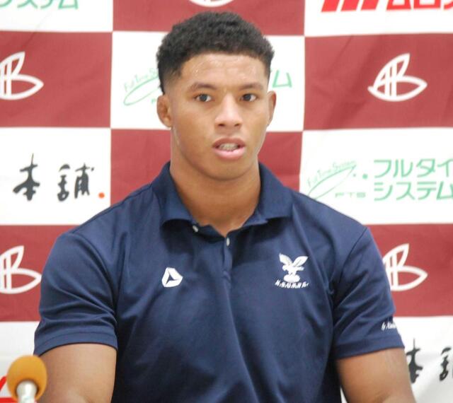 　試合後に会見する京産大・石橋主将