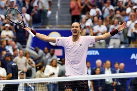 　テニスの全米オープン、決勝でベン・シェルトンを破り、初優勝を決めたアレクサンダー・ズベレフ＝１３日、ニューヨーク（ロイター＝共同）