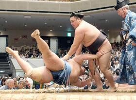 　琴勝峰（左）を上手投げで下す霧島（撮影・堀内翔）