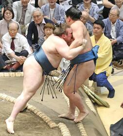 　寄り切りで琴栄峰（右）を下す安青錦