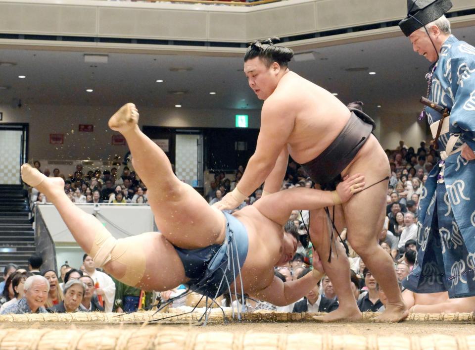 　琴勝峰（左）を上手投げで下す霧島（撮影・堀内翔）