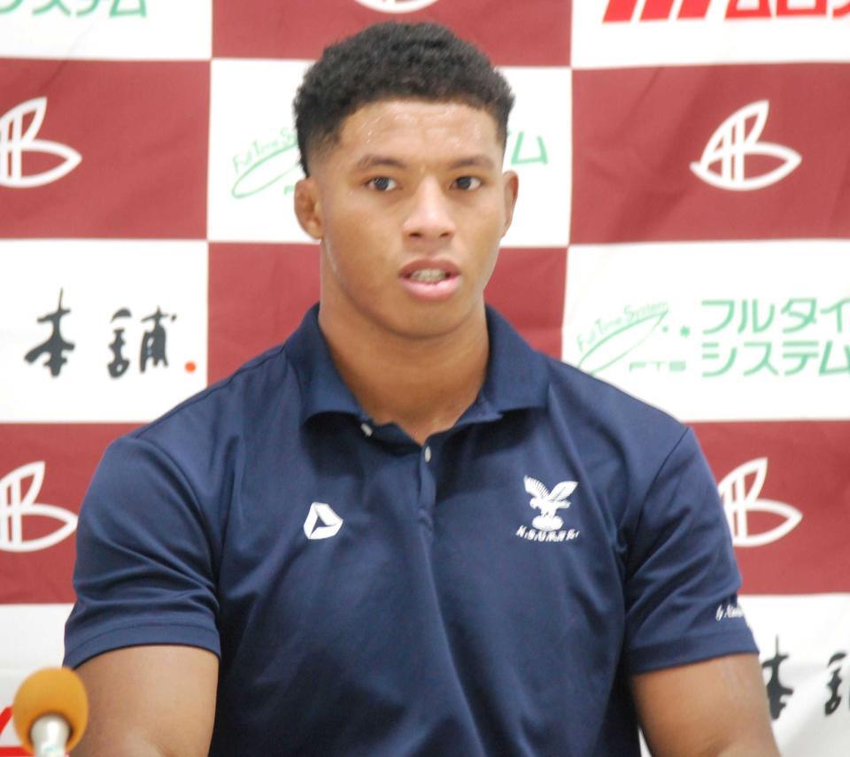 　試合後に会見する京産大・石橋主将