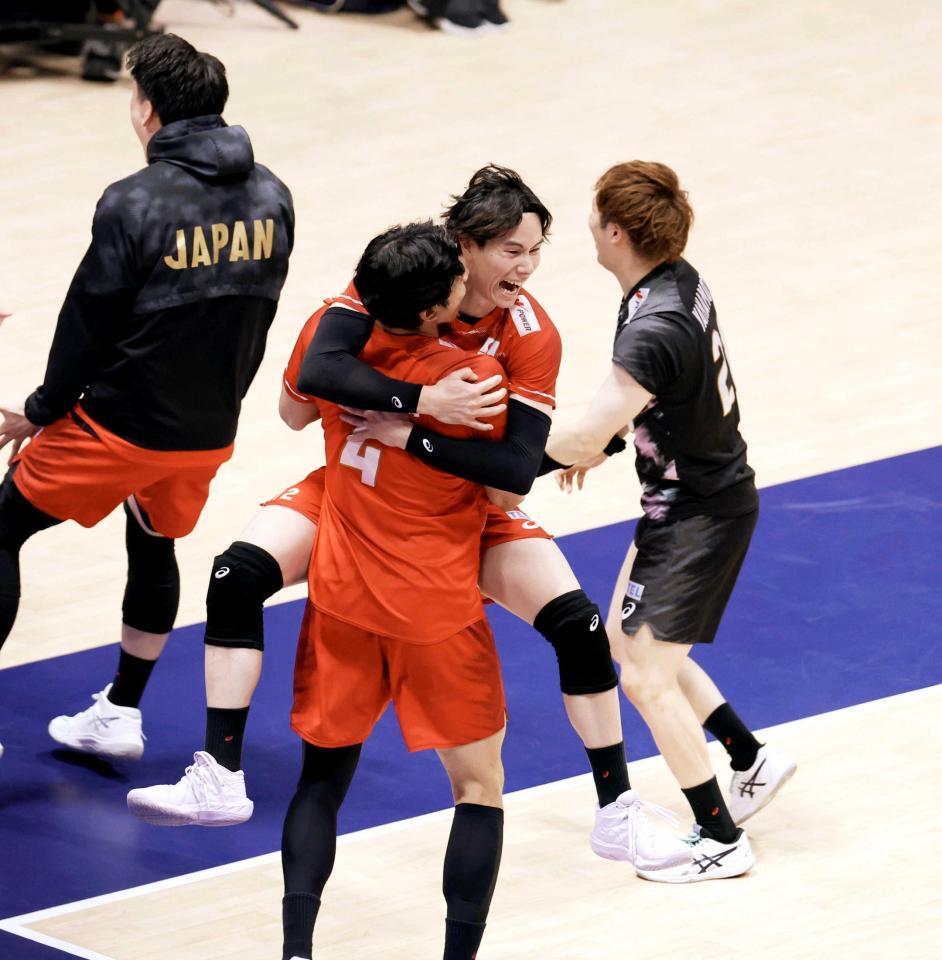 　優勝でロス五輪への切符を手にし、抱き合って喜ぶ高橋（撮影・中田匡峻）