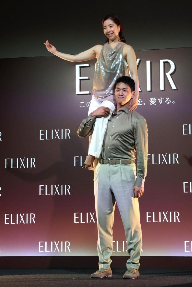 オープニングでリフトを披露する木原龍一さん（下）と三浦璃来さん（撮影・西岡正）