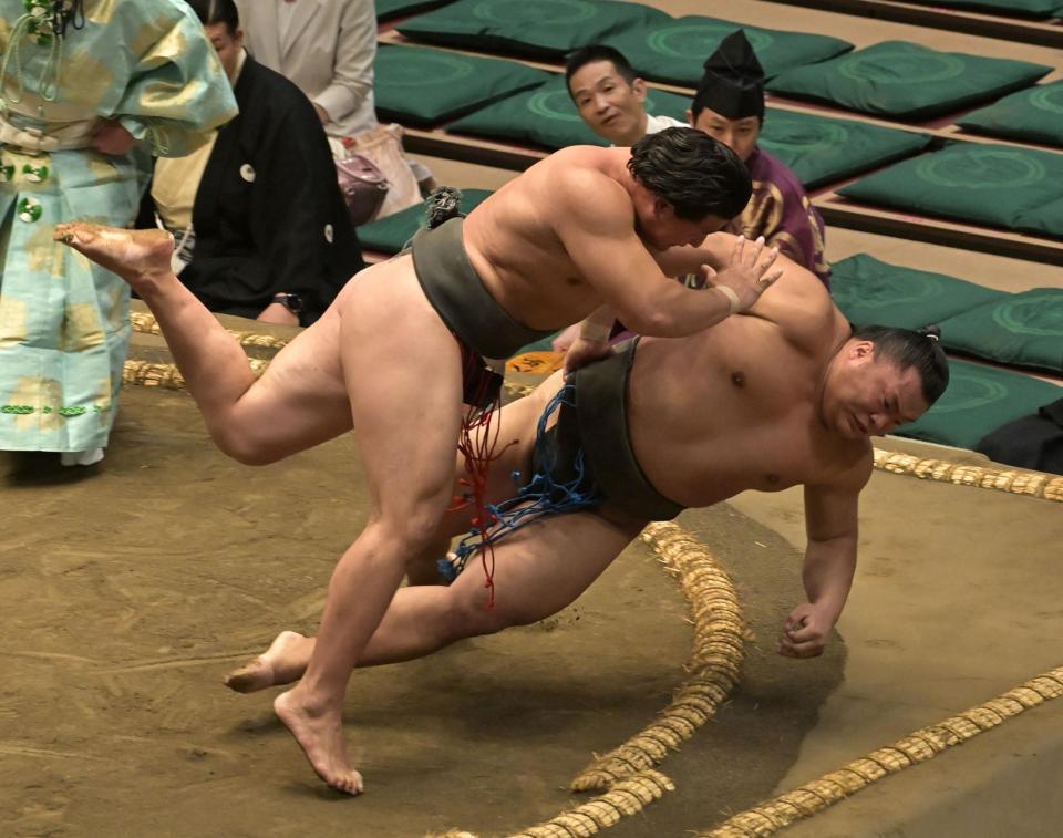 行徳（右）を寄り倒しで破った大森（撮影・持木克友）