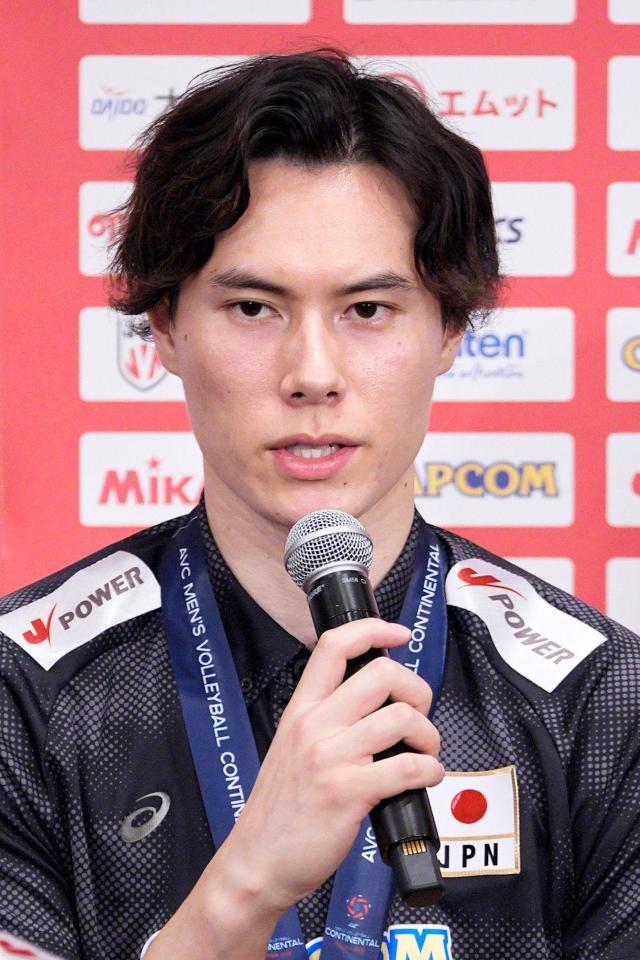２０２８年ロサンゼルス五輪の出場権を獲得し、記者会見するバレーボール男子日本代表の高橋藍