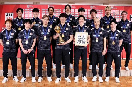 　２０２８年ロサンゼルス五輪の出場権を獲得し、記者会見で写真に納まるバレーボール男子日本代表