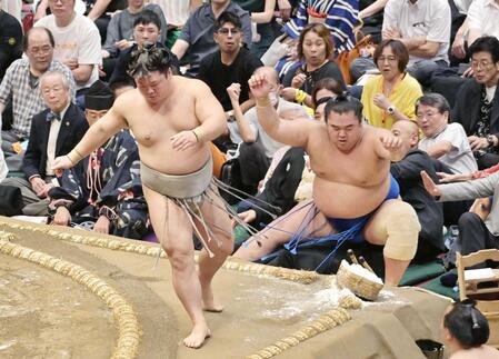 　湘南乃海（右）を寄り切りで破った朝翠龍（撮影・持木克友）