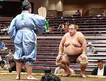 　駒ノ富士をきめ倒しで破り、勝ち名乗りを受ける翔傑