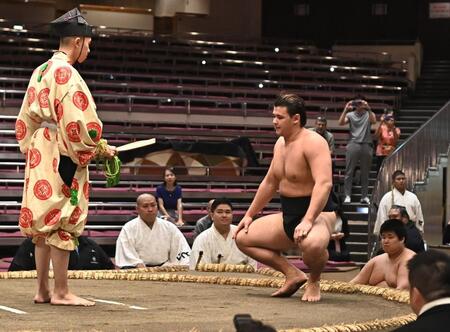 勝ち名乗りを受ける砂武蔵（撮影・開出牧）
