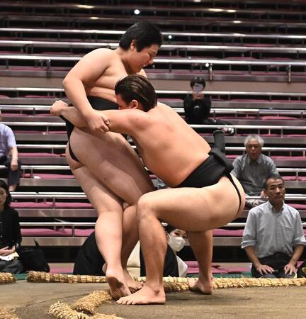 一元（左）を破った砂武蔵（撮影・開出牧）