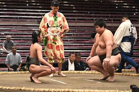 前相撲で松の里（右）と対戦する新道（撮影・開出牧）
