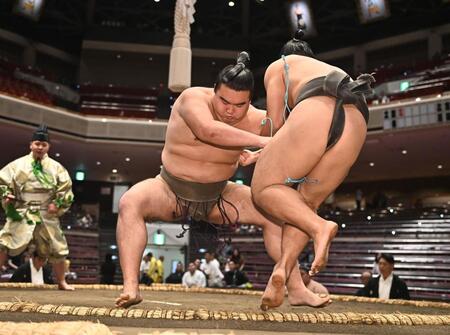浪速武蔵（手前）を寄り切りで破った朝阪神（撮影・開出牧）