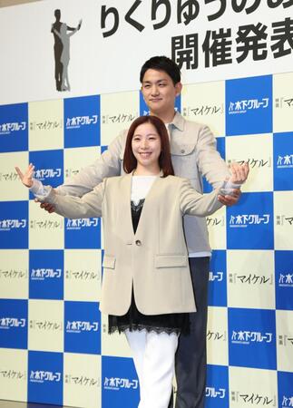 笑顔でポーズをきめる三浦璃来さん（左）と木原龍一氏（撮影・金田祐二）