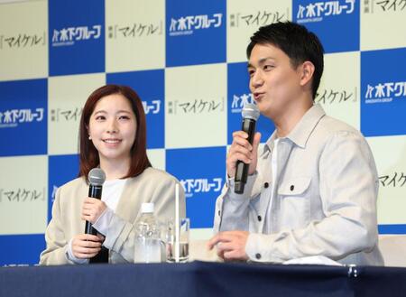 笑顔で会見する三浦璃来さん（左）と木原龍一氏（撮影・金田祐二）