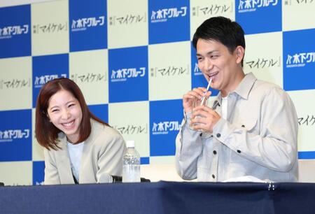 笑顔で会見する三浦璃来さん（左）と木原龍一氏（撮影・金田祐二）