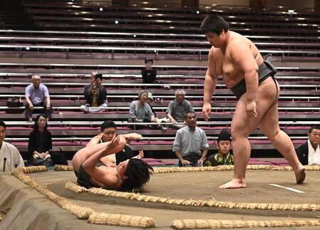 松の里（右）に敗れた新道（撮影・開出牧）
