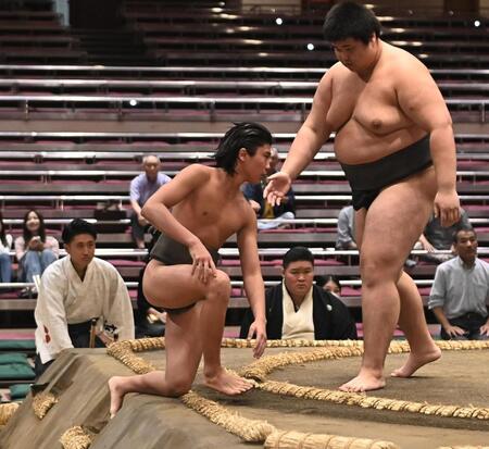 松の里（右）に敗れた新道（撮影・開出牧）