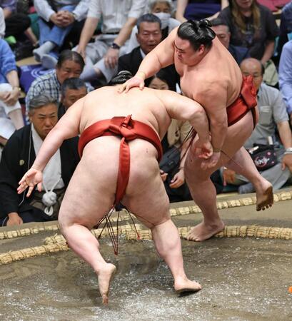 隆の勝㊨が突き落としで熱海富士を破る