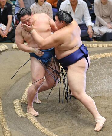 大の里㊨が押し出しで琴栄峰を下す