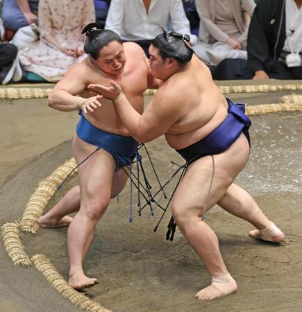 大の里㊨が押し出しで琴栄峰を下す