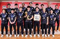 　２０２８年ロサンゼルス五輪の出場権を獲得し、記者会見で写真に納まるバレーボール男子日本代表
