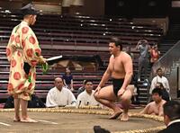 勝ち名乗りを受ける砂武蔵（撮影・開出牧）