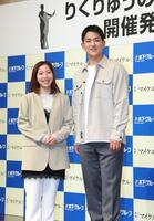 笑顔で写真におさまる三浦璃来さん（左）と木原龍一氏（撮影・金田祐二）