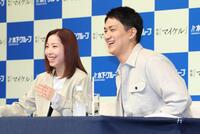 笑顔で会見に臨む三浦璃来さん（左）と木原龍一氏（撮影・金田祐二）