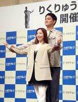 笑顔でポーズをきめる三浦璃来さん（左）と木原龍一氏（撮影・金田祐二）
