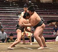 立ち合いで松の里（右）に頭からぶつかる新道（撮影・開出牧）