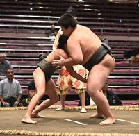 立ち合いで松の里（右）に頭からぶつかる新道（撮影・開出牧）