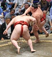 隆の勝㊨が突き落としで熱海富士を破る