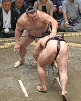 高安（奥）が引き落としで霧島を破る