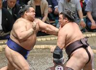 霧島㊨を攻める高安