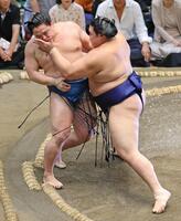 大の里㊨が押し出しで琴栄峰を下す