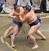 大の里㊨が押し出しで琴栄峰を下す