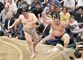 　湘南乃海（右）を寄り切りで破った朝翠龍（撮影・持木克友）