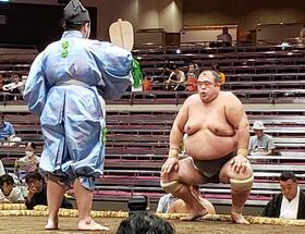 　駒ノ富士をきめ倒しで破り、勝ち名乗りを受ける翔傑