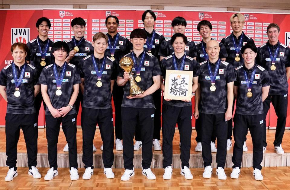 　２０２８年ロサンゼルス五輪の出場権を獲得し、記者会見で写真に納まるバレーボール男子日本代表