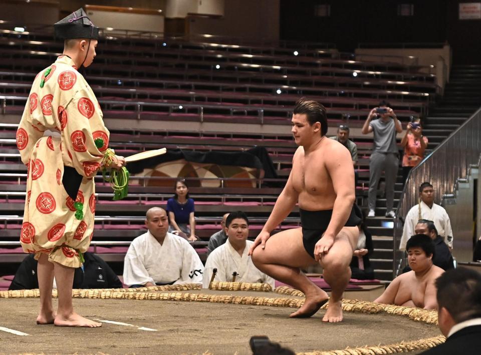 勝ち名乗りを受ける砂武蔵（撮影・開出牧）