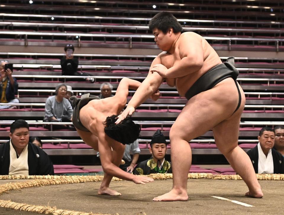 松の里（右）に敗れた新道（撮影・開出牧）