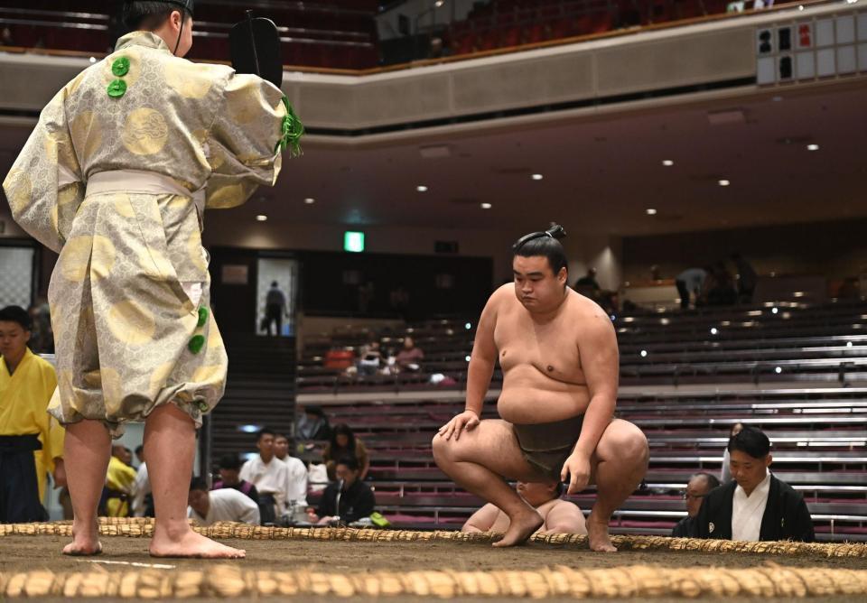勝ち名乗りを受ける朝阪神（撮影・開出牧）