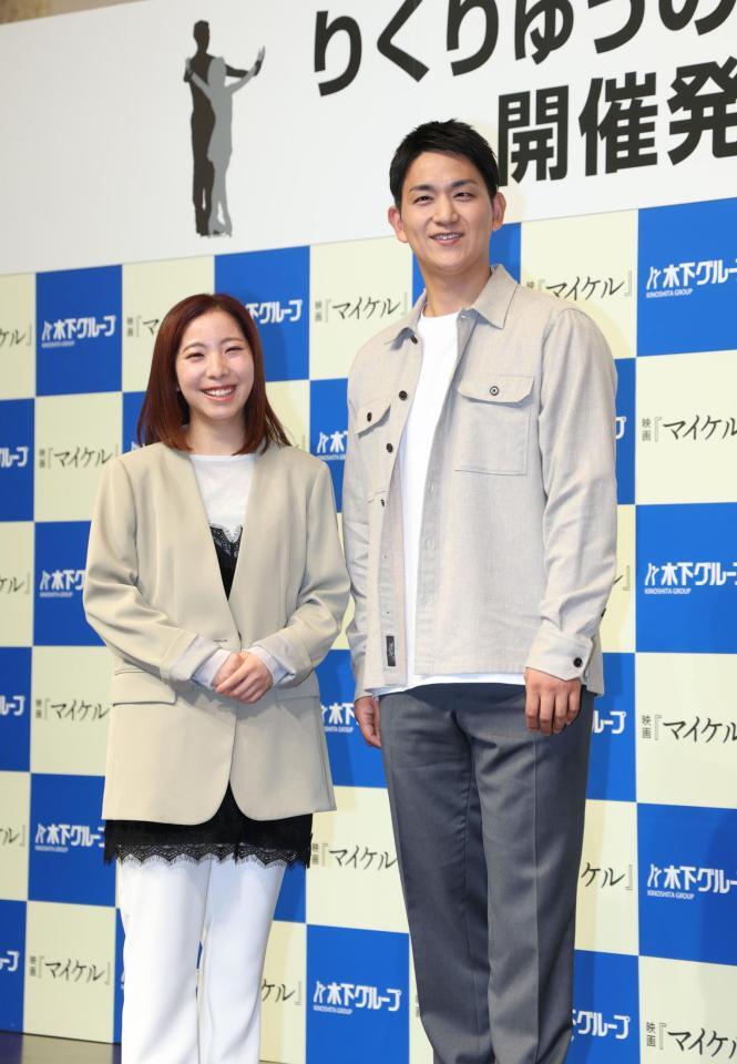 笑顔で写真におさまる三浦璃来さん（左）と木原龍一氏（撮影・金田祐二）