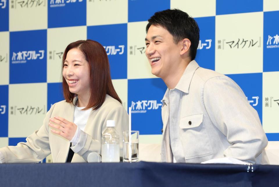 笑顔で会見に臨む三浦璃来さん（左）と木原龍一氏（撮影・金田祐二）