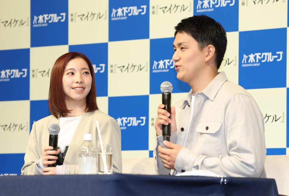 笑顔で会見に臨む三浦璃来さん（左）と木原龍一氏（撮影・金田祐二）