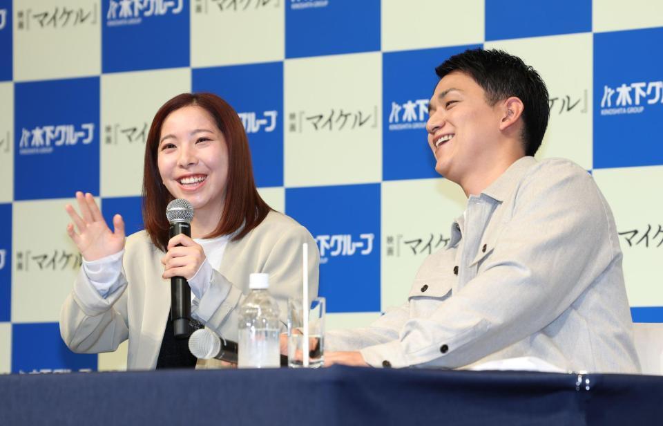 笑顔で会見する三浦璃来さん（左）と木原龍一氏（撮影・金田祐二）