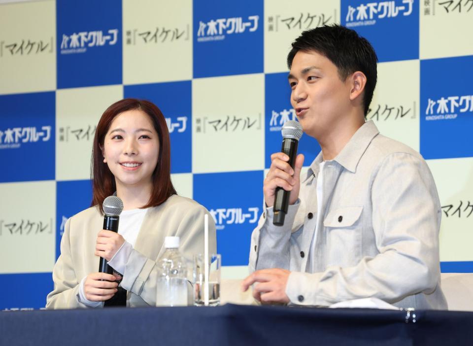 笑顔で会見する三浦璃来さん（左）と木原龍一氏（撮影・金田祐二）